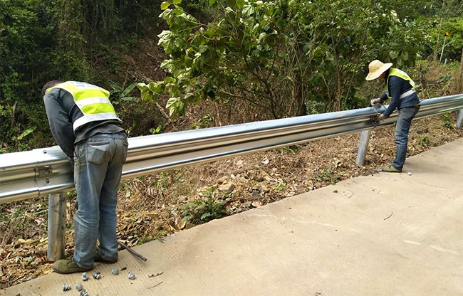 赤峰高速公路护栏的定期维护与保养