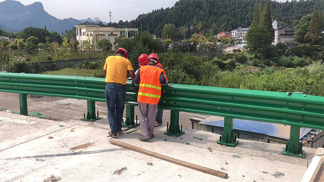 赤峰高速公路护栏板的维护确保道路安全的关键环节