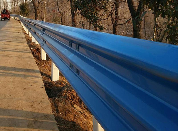 赤峰公路波形护栏板的优点